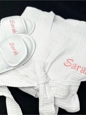 Personalized White Waffle Robe & Slippers Set - Pink Embroidery